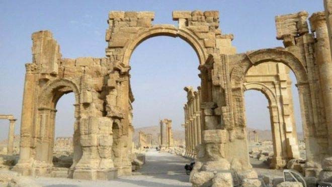 IŞİD Palmyra'daki tarihi kemeri havaya uçurdu