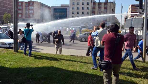 Diyarbakır'da Ankara katliamı protesto edildi. 1 kişi hayatını kaybetti