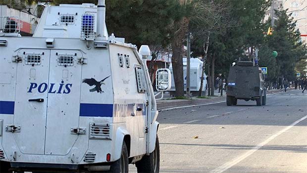 Diyarbakır'da polise saldırı: 1 polis yaşamını yitirdi