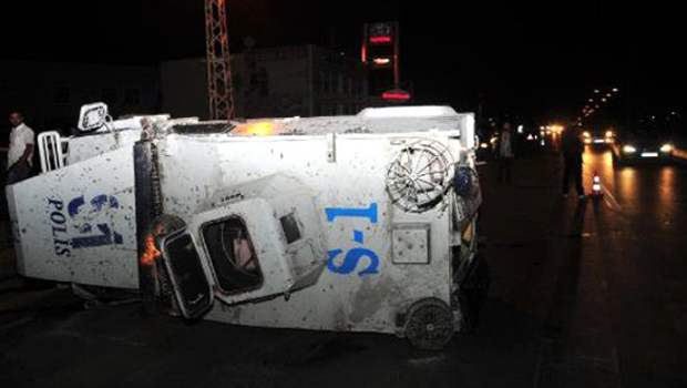 Silopi'de zırhlı araç devrildi: 8 polis yaralı