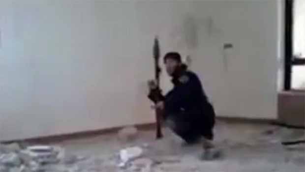 Roketatar atamayan IŞİD teröristi binayı başına yıktı