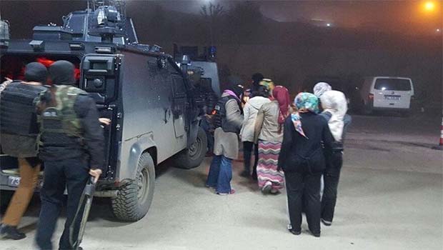 Şırnak'ta polis kız yurdunu bastı: 15 gözaltı