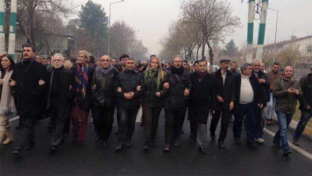 Barış Grubu Diyarbakır'da 'Silahlar Sussun, Zulüm Dursun' Dedi
