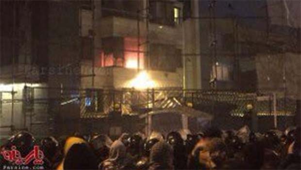 İran'da Suudi Arabistan konsolosluğu ateşe verildi