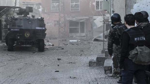 Sur'da çatışmalar devam ediyor, 1 Polis yaşamını yitirdi