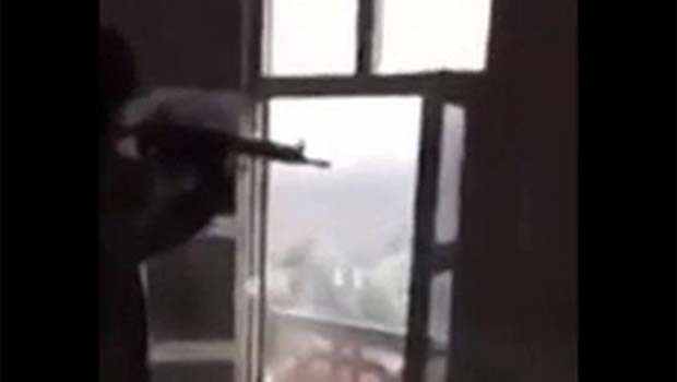 Cizre'de ilçe merkezini tarayan asker: Hepsinin camını indireceğim