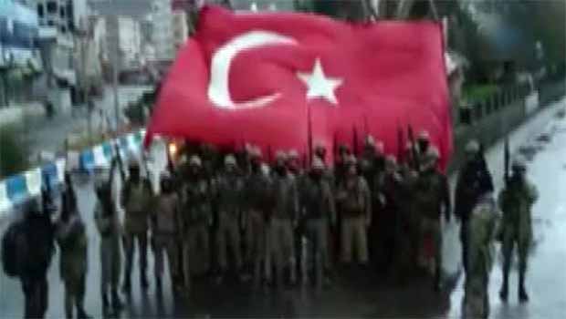 Türk güçlerinden Cizre’de mehter marşlı GBT kontrolü
