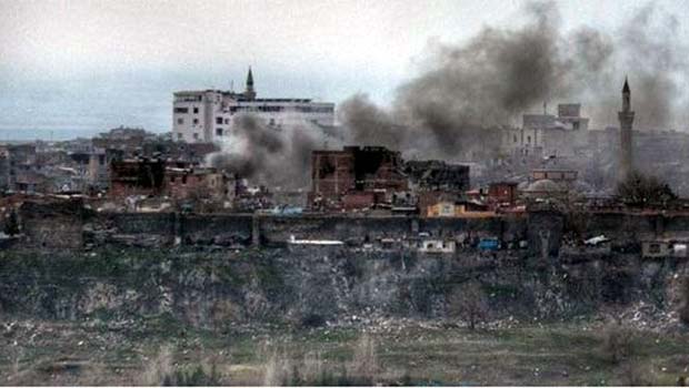 Sur'da içinde özel harekatçıların bulunduğu bina çöktü
