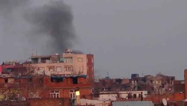 Sur'da sivillerin bulunduğu bina bombalandı