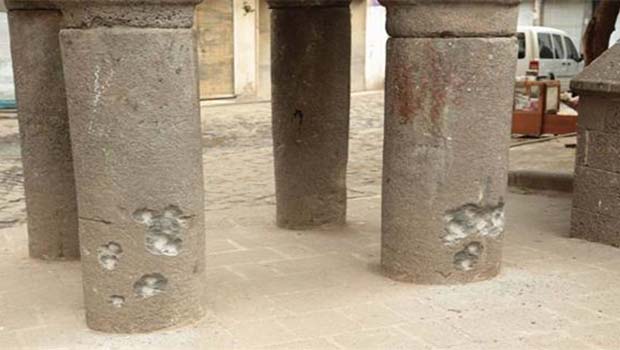 Diyarbakır’da tanklar “Dört Ayaklı Minareli Cami”nin duvarını yıktı