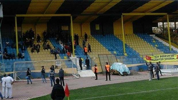 Tarsus İdmanyurdu-Amedspor maçında yine o pankart