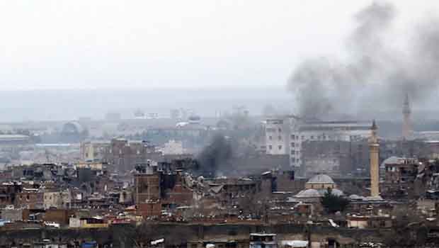 Sur'da bir eve bomba isabet etti: 1'i ağır 3 yaralı