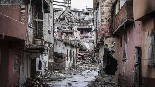 HDP’li vekil: Sur’da sivillere top ateşi açıldı, en az 50 kişi göçük altında