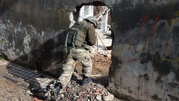 Yüksekova'da askerlerin üzerine bina çöktü