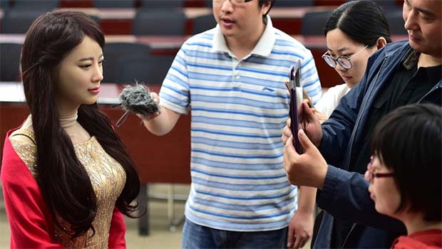Çin'de konusan insansı robot üretildi