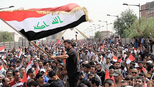 Irak karıştı! Yüzlerce kişi parlamento binasını bastı
