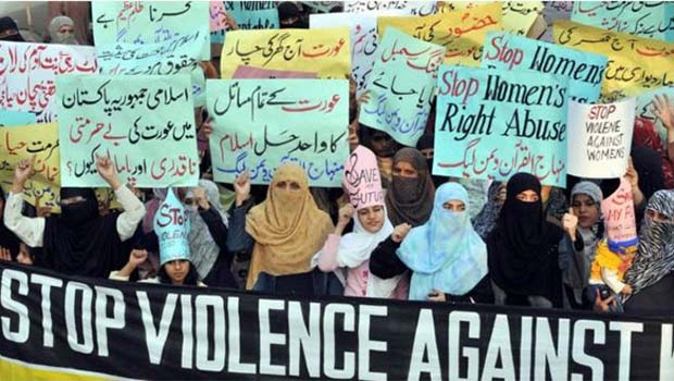 Pakistan'da anne, sevgilisiyle evlenen kızını yakarak öldürdü