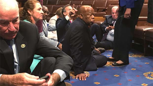 ABD'de Demokrat Partililer Temsilciler Meclisi'nde oturma eylemi başlattı