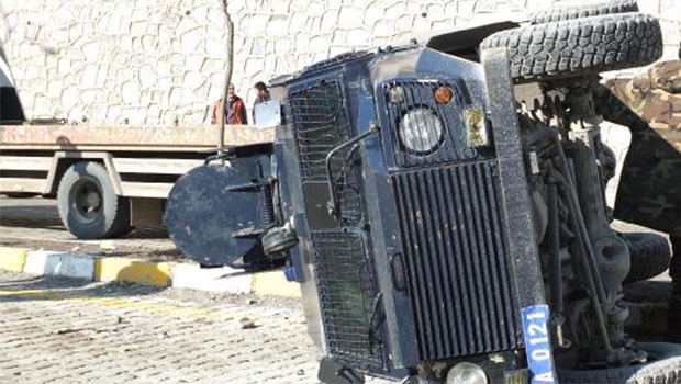 Hakkari'de polis aracı kaza yaptı: 7 polis yaralı