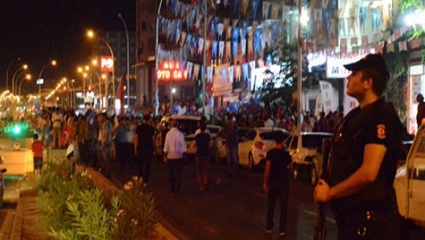 Diyarbakır’da AKP il binasında toplanan partililere saldırı