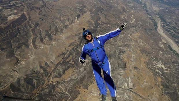 İnanılmaz rekor! Paraşütsüz 7620 metreden atladı