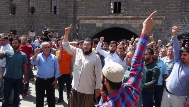 Diyarbakır'da imamın vaazına tepki verene linç girişimi