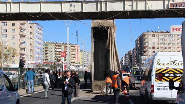Diyarbakır'da damperi açılan kamyon üst geçide çarptı: Yaralılar var