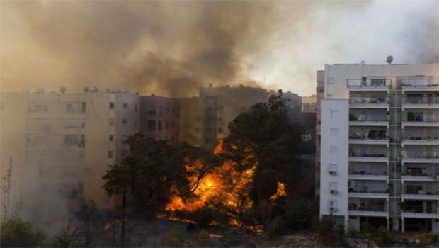 İsrail'de birçok noktada yangın: On binlerce kişi evlerini terk etti