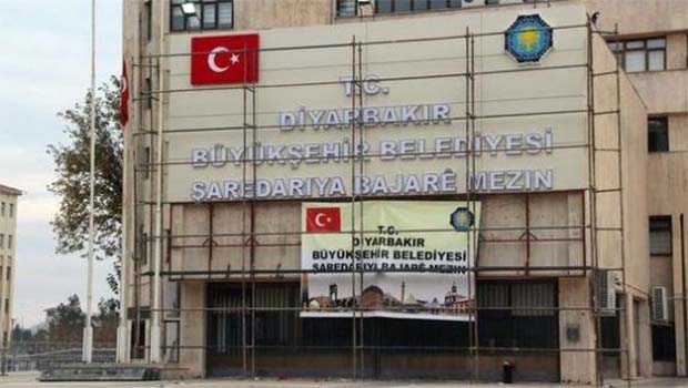 Diyarbakır Büyükşehir Belediyesi’ne yeni tabela asıldı
