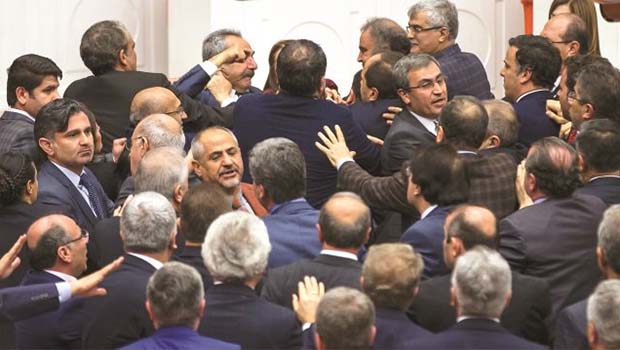 Meclis'te AKP ve HDP arasında yumruklu kavga
