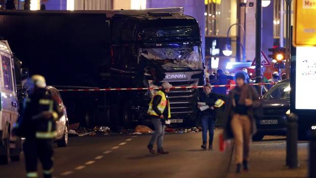Berlin'de Noel pazarına kamyonlu saldırı: Ölü ve yaralılar var