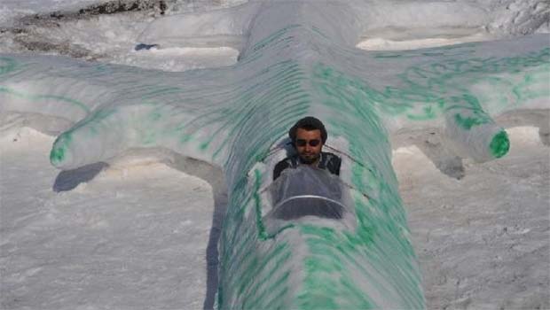 Hakkari'nin Yüksekova İlçesi'nde kardan savaş uçağı yaptı