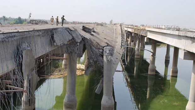 IŞİD Musul'un iki yakasını bağlayan 2 köprüyü havaya uçurdu