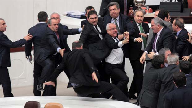 Türkiye Meclis'inde gergin gece.. Yumruklar konuştu