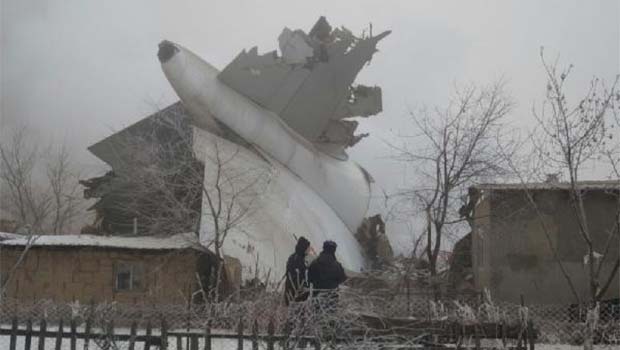 Türk kargo uçağı evlerin üzerine düştü!