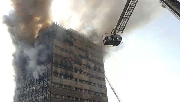 Tahran'da 17 katlı iş merkezi yandı, sonra da çöktü!