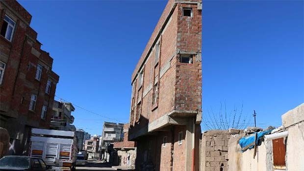 Urfa'da görenleri şaşkına çeviren bina
