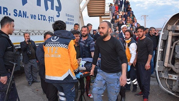 Urfa'da feci kaza: 1 ölü, 14 yaralı