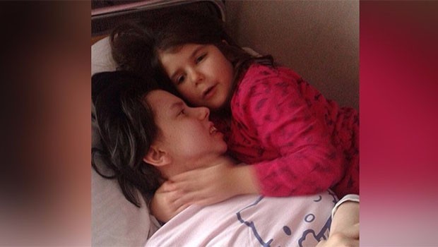 7 sene sonra komadan uyandı ve kızıyla tanıştı