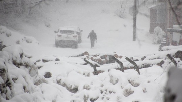 Kar yağışı Kürt illerinde yolları kapattı