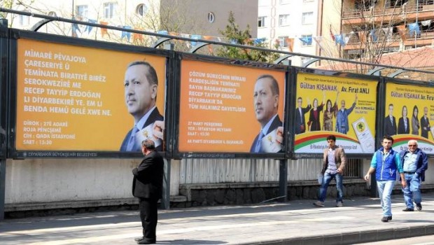 Diyarbakır'da Erdoğan için Türkçe-Kürtçe pankartlar 