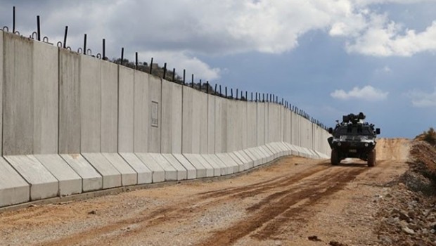Türkiye'nin Rojava sınırına ördüğü duvarın bir kısmı kaldırılıyor