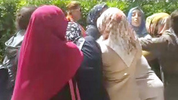 Urfa'da kadınlar birbirine girdi