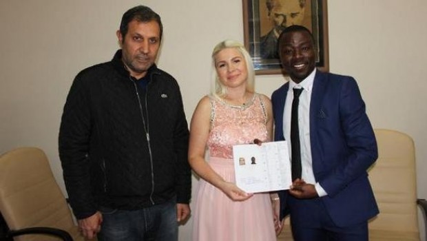 Ganalı futbolcu Amoah ile Polonyalı Beata Iğdır'da evlendi