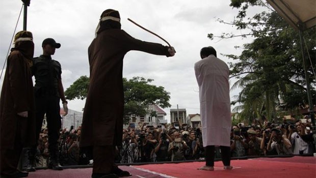 Endonezya'da iki eşcinsele kırbaç cezası