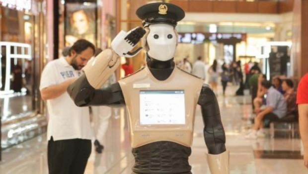 İlk robot polis göreve başlıyor