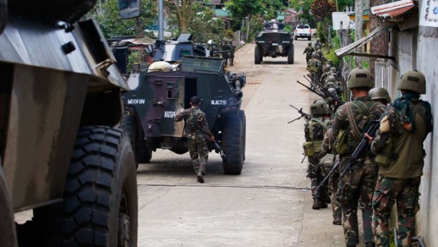 Filipinler IŞİD'in elindeki kenti geri almak için hava harekatı başlattı