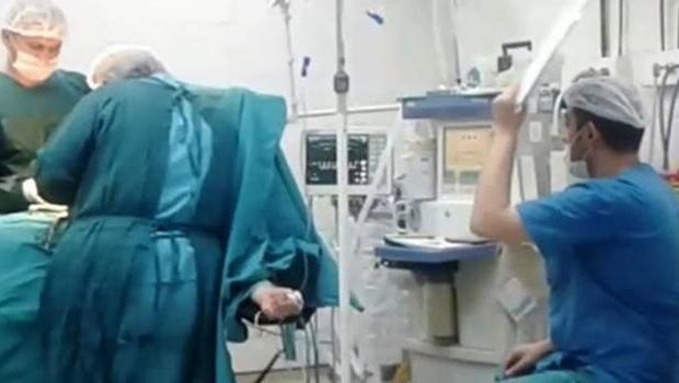Ağrı Devlet Hastanesi'nde kartonla yelpazeli ameliyat tartışması