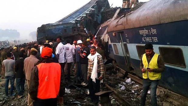 Hindistan’da tren raydan çıktı: 20 ölü, 150 yaralı