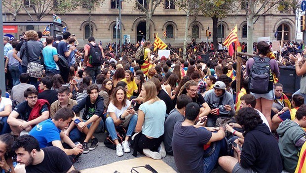Kriz büyüyor! Barcelona Üniversitesi işgal edildi